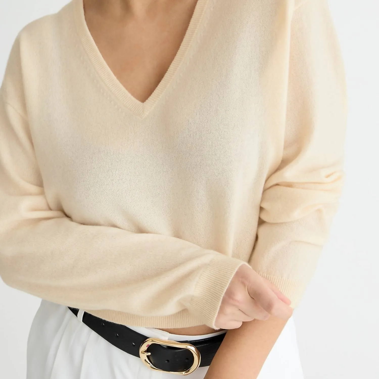 Cashmere Relaxed Cropped V-Neck Sweater In Heather Muslin