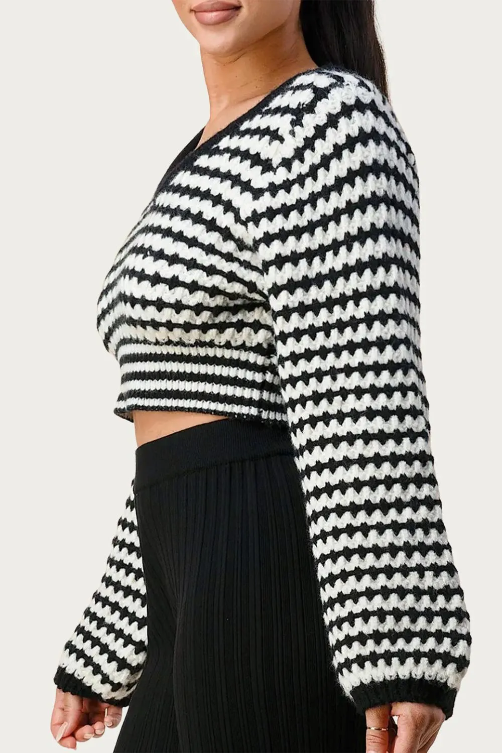 Cropped V-Neck Jumper Sweater In White/black