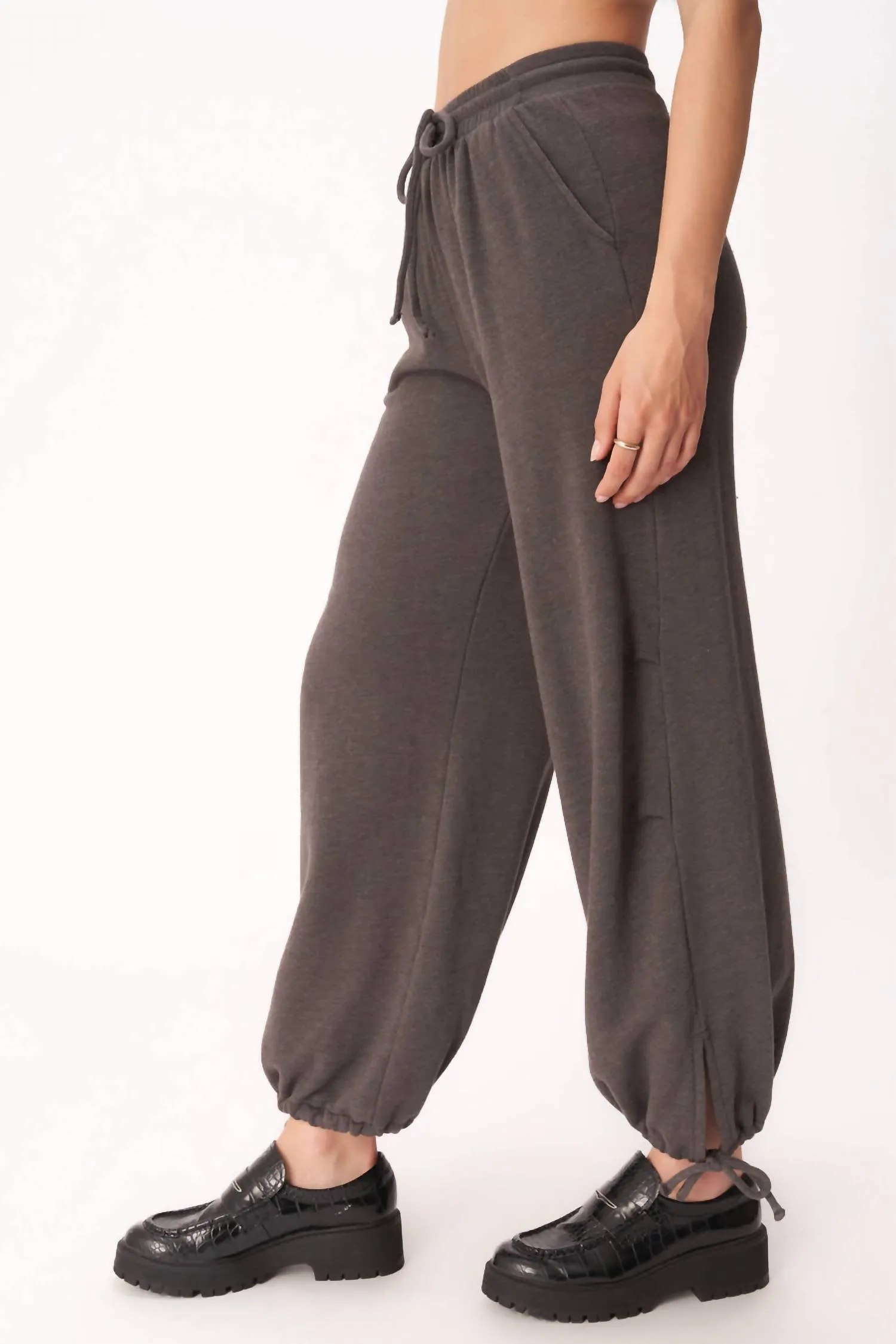 On The Rise Parachute Pant In Vintage Black