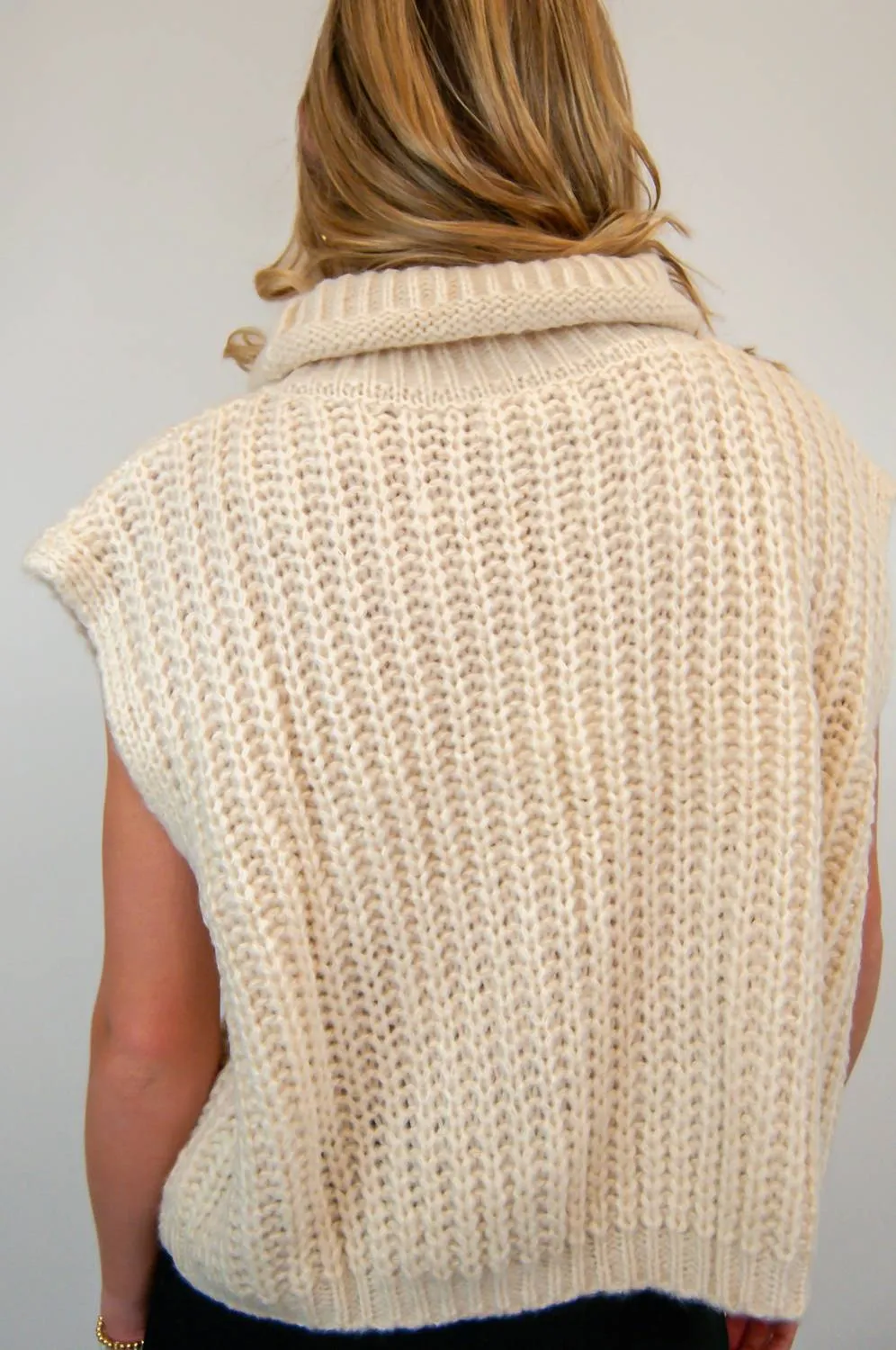 Sleeveless Cable Knit Sweater In Cream