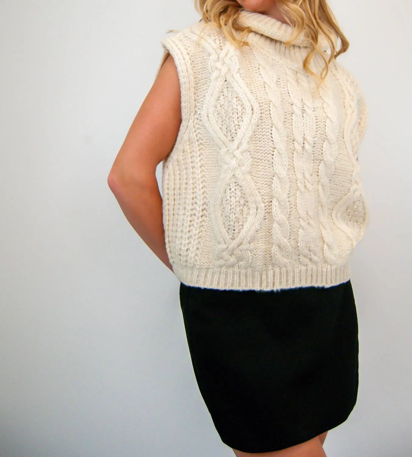 Sleeveless Cable Knit Sweater In Cream